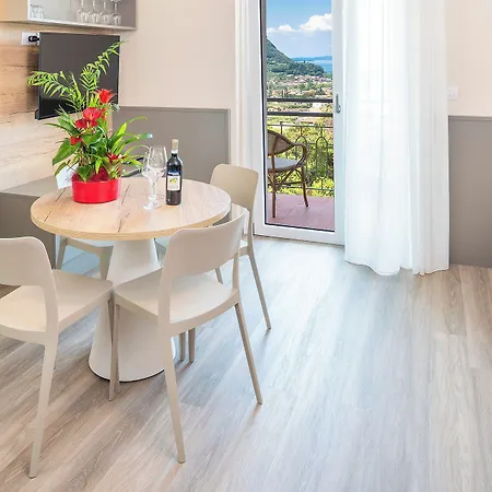 Residenza Panorama كوسترمانو